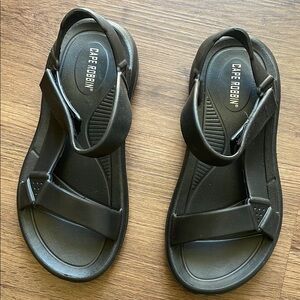 Cape Robbin Zire Water Shoes Sandals Size 6/37